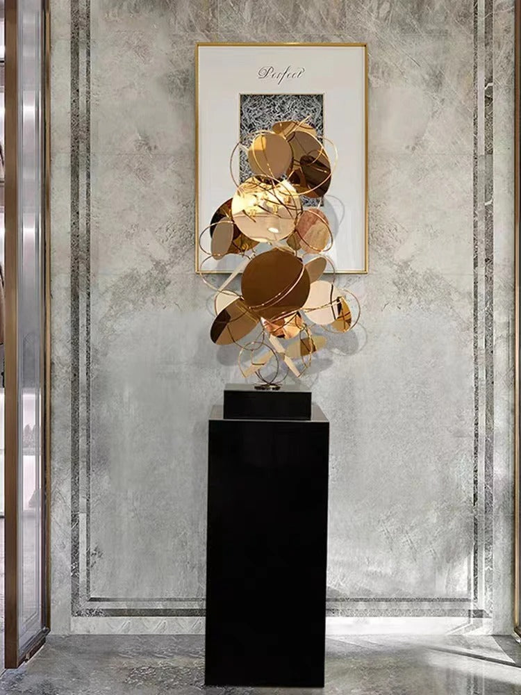 Scultura Decorativa Astratta su Piedistallo Nero Lucido
